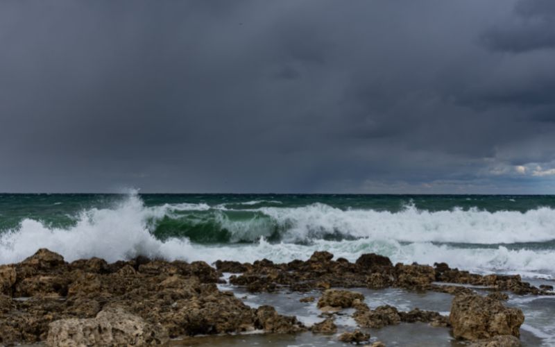 sonhar com mar violento