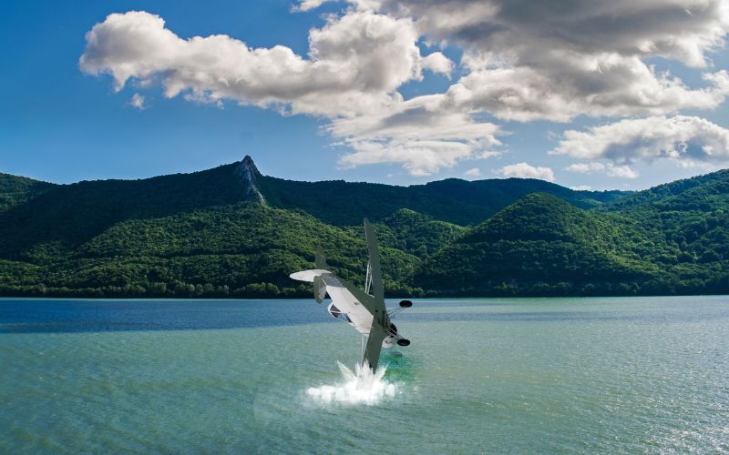 sonhar com avião caindo no rio