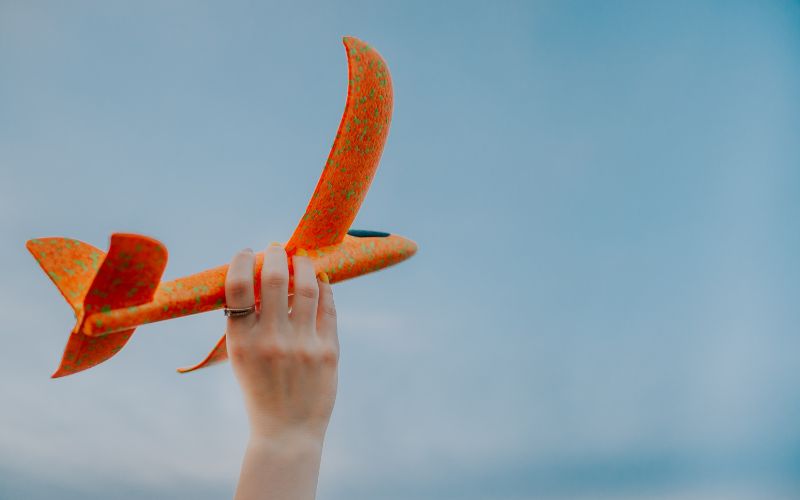 sonhar com avião de brinquedo