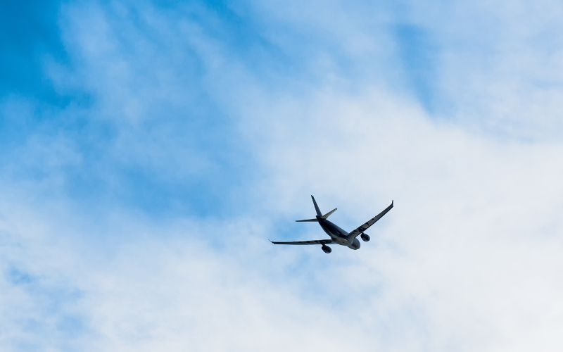 sonhar com avião no céu