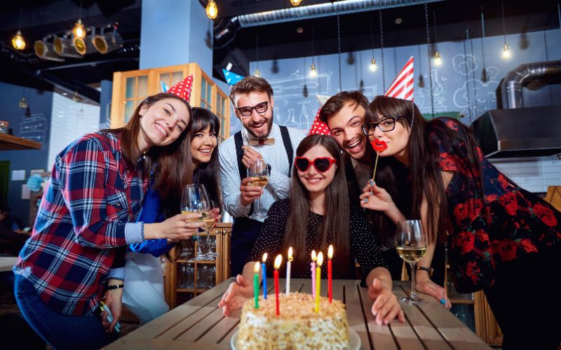 sonhar com festa de aniversário de um amigo