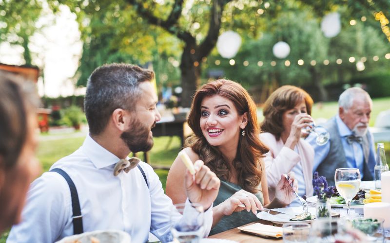 sonhar com festa de casamento com muita comida